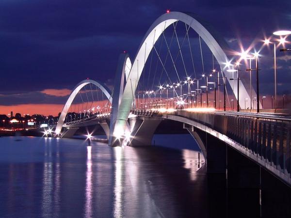 A Ponte JK destaca-se por sua beleza, imponência e engenhosidade.